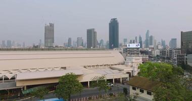 un aéreo ver de el Hua Lamphong ferrocarril estación, el ex central pasajero terminal en bangkok, Tailandia video