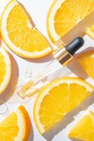 botella pipeta cuentagotas y líquido Amarillo naranja retinol o vitamina C gel o suero en blanco antecedentes con rebanado naranjas foto