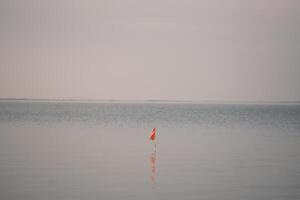 calma agua y rojo bandera foto