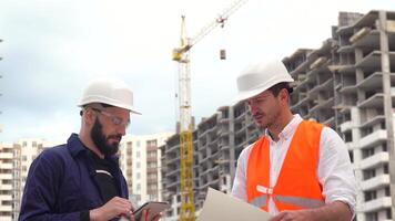 arquitecto o ingeniero laboral, hojeada edificio proyecto de construcción sitio con Plano plan. edificio construcción concepto video