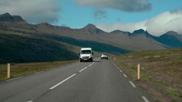 coche conducción en el la carretera a Islandia. dentro ver de un coche. la carretera número 1 es de islandia principal la carretera. 4k video