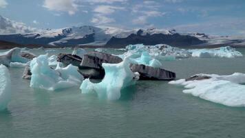 Islanda, jokulsarlon laguna, bellissimo freddo paesaggio immagine di islandese ghiacciaio laguna baia. iceberg nel jokulsarlon glaciale laguna. Vatnajokull nazionale parco, sud-est Islanda, Europa. video