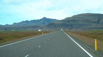 Auto Fahren auf das Straße zu Island. Innerhalb Aussicht von ein Wagen. Straße Nummer 1 ist Islands Main Straße. schön Natur von Island. 4k video