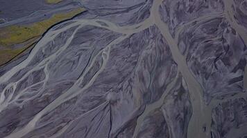 antenn se av glacial- flod mönster. de Fantastisk natur av island. skön naturlig bakgrund. 4k video