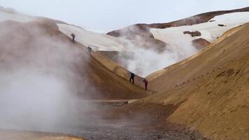 vapor sobre vulcânico panorama. quente Primavera dentro kerlingarfjoll geotermal área, Islândia. video