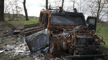ein verbrannt und zerstört gepanzert Auto von das Russisch Heer wie ein Ergebnis von ein Schlacht mit ukrainisch Truppen in der Nähe von Kiew. Russisch Aggression im Ukraine. Ukraine ist Lohn ein Befreiung Krieg mit Russland. video