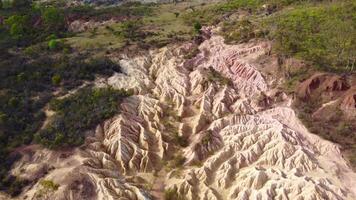 Aufnahmen Antenne Aussicht von Rosa Klippen geologisch Reservieren Bergbau Aktivität im das spät 19 .. Jahrhundert das dramatisch, bunt Klippen, Heathcote, Viktoria, Australien. video