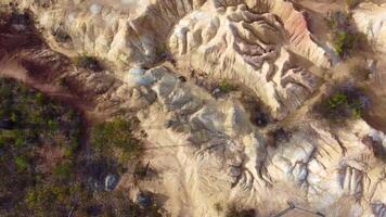 Aufnahmen Antenne Aussicht von Rosa Klippen geologisch Reservieren Bergbau Aktivität im das spät 19 .. Jahrhundert das dramatisch, bunt Klippen, Heathcote, Viktoria, Australien. video