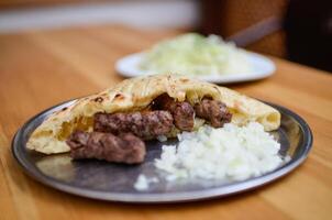 cevapi es un tradicional bosnio carne plato con cortado cebollas. foto