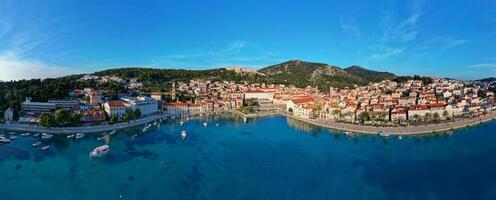 aéreo ver de hvar ciudad en el isla de hvar en Croacia. famoso para teniendo un increíble la vida nocturna escena, junto a sus renombrado histórico pueblo centrar y natural paisajes foto