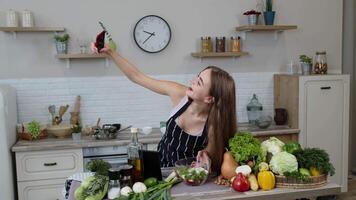 Blogger Mädchen vorbereiten Essen, nehmen Fotos auf Telefon, Herstellung Selfie zu Sozial Medien oder Video Geschichten