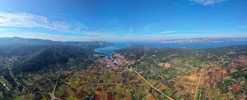 ver de stari grad llanura hvar isla en Croacia. el stari grad llanura es un increíble la unesco mundo patrimonio sitio, dónde el agricultura tecnicas prácticamente no he cambió ya que el 4to siglo antes de Cristo. foto