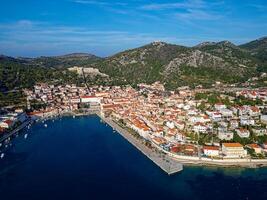 aéreo ver de hvar ciudad en el isla de hvar en Croacia. famoso para teniendo un increíble la vida nocturna escena, junto a sus renombrado histórico pueblo centrar y natural paisajes foto