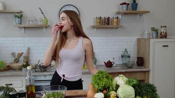 bonito niña comiendo jugoso manzana. niña medición con cinta medida su Delgado cintura y fanfarronear video