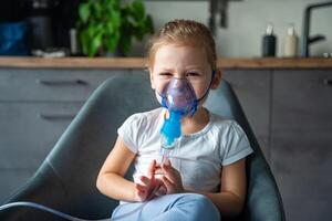 llorando pequeño niña son sentado y participación un nebulizador máscara propensión en contra el rostro, vías respiratorias tratamiento concepto foto