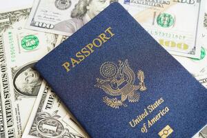 nosotros pasaporte con Estados Unidos dólar dinero, americano ciudadano en unido estados de America. foto