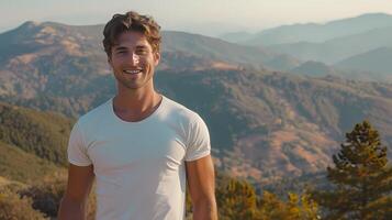 ai generado masculino modelo con brillante sonrisa en pie al aire libre en un verano día. él vistió un limpiar blanco camiseta. y allí son montañas en el antecedentes. foto