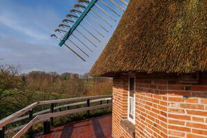 molino de viento en frisia oriental foto