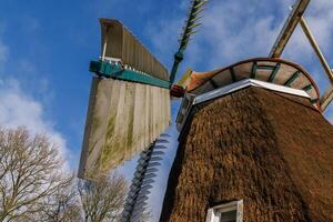 molino de viento en frisia oriental foto