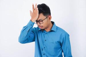 hermoso joven asiático empresario con lentes en vistiendo azul camisa olvidando algo, rápido frente con palma aislado en blanco antecedentes foto