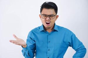 confuso o asombrado hermoso joven asiático hombre con lentes en vistiendo camisa encogiéndose de hombros manos oblicuo y mirando decepcionado aislado en blanco antecedentes foto