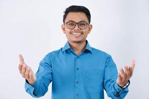 sonriente joven asiático empresario. con lentes en vistiendo azul camisa posando aislado en blanco antecedentes. logro carrera riqueza negocio concepto. en pie con extendido manos foto