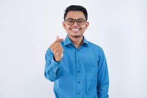 sonriente o contento asiático empresario con lentes demostración gesto corazón forma manos o cruce su índice dedo y pulgar el símbolo saranghae, sarangheo, saranghaeo foto