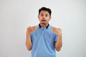 retrato joven asiático hombre gesto actitud rechazo o prohibición vistiendo azul polo t camisa aislado en blanco antecedentes foto