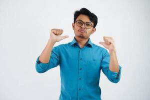 asiático empresario con lentes vistiendo azul camisa punto dedo a él mismo posando confidente aislado en blanco antecedentes foto