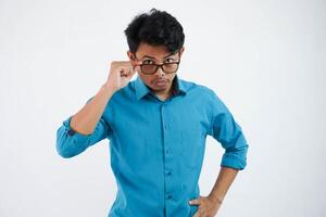 joven asiático empresario vistiendo azul camisa participación lentes siente confuso y emocionado gesto tomar apagado su lentes a mirando cámara aislado en blanco antecedentes foto