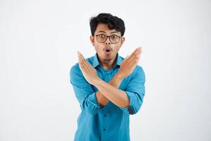 joven asiático empresario vistiendo azul camisa con lentes espectáculo cruzar brazos para discrepar decir No aislado en blanco antecedentes foto