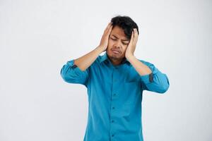 mareo o estrés retrato joven asiático hombre participación cabeza vistiendo azul camisa aislado en blanco antecedentes foto