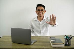sonriente joven asiático empresario en un lugar de trabajo contando cinco con dedos vestir blanco camisa con lentes aislado foto
