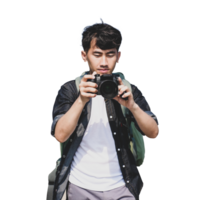 Jeune homme voyageur prend images avec dslr numérique caméra isolé sur transparent Contexte. png