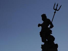 Neptuno fuente en Hazme sitio en frente de el medieval catedral de san vigilio en trento , Italia foto