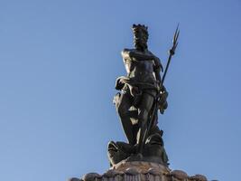 Neptuno fuente en Hazme sitio en frente de el medieval catedral de san vigilio en trento , Italia foto