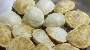 puri, aussi pauvre, est une type de Profond frit pain, fabriqué de sans levain entier blé farine, originaire de le Indien sous-continent.asiatique rue aliments. video