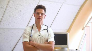 retrato de sonriente médico con estetoscopio en clínica. hospital con ultrasonido dispositivos en antecedentes video