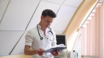 joven médico examina el del paciente médico historia video