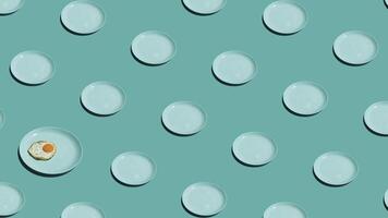 Muster mit einsam gebraten Eier und viele leeren Platten animiert auf Minze Hintergrund. Platten Bewegung im anders Richtungen. 4k video