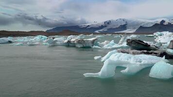 Island, jokulsarlon Lagune, schön kalt Landschaft Bild von isländisch Gletscher Lagune Bucht. Eisberge im jokulsarlon Gletscher Lagune. vatnajokull National Park, Süd-Ost Island, Europa. video