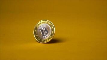 macro Disparo de giratorio bitcoins blockchain tecnología, bitcoin minería. oro antecedentes. lento movimiento video