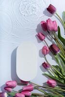 vacío podio con agua onda y tulipanes plano poner, parte superior vista. primavera cosmético plantilla, Copiar espacio foto