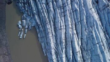 vuelo terminado el svnafellsjkull glaciar en Islandia. skaftafell nacional parque. hielo y despojos mortales de el volcán textura paisaje. 4k video