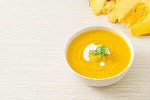 sopa de calabaza en un tazón blanco foto