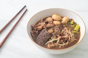 fideos tailandeses con cerdo, cerdo guisado, albóndigas e hígado de cerdo en sopa de sangre foto