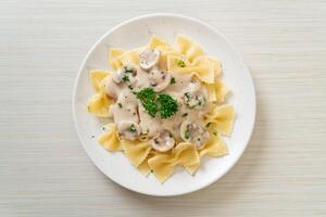 pasta farfalle con salsa de crema blanca de champiñones foto