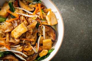 fideos salteados con tofu y verduras foto