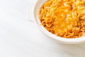 fideos instantáneos picantes con queso foto