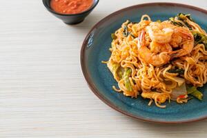 Stir-fried instant noodles sukiyaki with shrimps photo